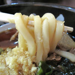 Niku Chan Udon - 博多うどんと讃岐うどんの中間位の食感です。表面につゆの甘辛い味がしみて美味しいです。