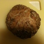 アンジュ - 外側にひまわりの種が付いたパン