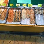 寿蒲鉾店 - 丸天は4種類、丸天@100
キクラゲ、やさい、たかな@110
