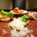 野嵯和 - あなごの白焼き・オクラ・カチョカバロがけ