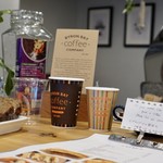 Byronbay Coffee - 一階レジカウンター
      下のショーケースに並んだパイが美味しそうでした