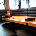 Suteki Miya - テーブル席　１０人はかけられるところにひとり