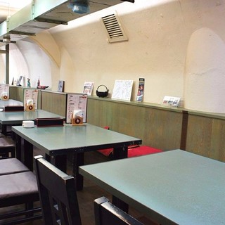 明るい店内で気軽に立ち寄れる雰囲気