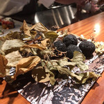 TACUBO - 山梨産原木舞茸のアランチーニ 竹炭パン粉仕立て(盛り付け前)