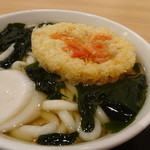 因幡うどん - ◆いつもなら「ごぼう天」を選ぶのですが、「海老天（480円）」に「ワカメ（+50円」を足して。 こちらの天ぷらは「天かす」を固めたような品ですので、すぐに出汁に溶けます。 それがまたいい味わいになるのですよ。