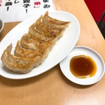 三陽 - お店一押しの餃子。殆どのお客さんが注文。