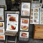 店の入り口に写真入りのメニューがあります