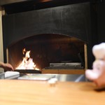 TACUBO - カウンター席から薪釜の眺め