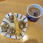 与喜饂飩 - もずくと海老の天ぷら