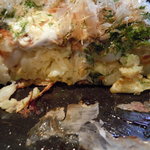 ぼてぢゅう - シーフードお好み焼き(断面)
