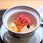 肉割烹 上 - カメノコ、 赤酢のシャリ、 富山の白海老の紹興酒漬け、キャビア、 北海道産イクラ、 福島県産赤雲丹