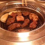 美・食・韓　食道園 - お肉を焼いています