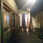 蕎房 猪口屋 - アプローチ。三色の暖簾が気持ちよく揺れる。