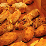 ブランジェカイチ - ゆったりジャズが流れる古民家パン屋。気分よくお気に入りのパンを見つけてください