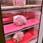 焼肉トラジ - 大きな肉の塊たちがお出迎え