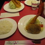 メンチカツの盛り合わせ（１０３０円）と、ミックスフライ（１３４０円）