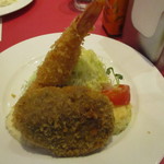 海老フライとメンチカツの盛り合わせ