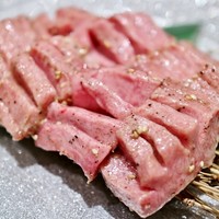 焼肉トラジ 大阪ヒルトンプラザ ウエスト店 - トラジの“生”タン塩厚切り(16mm/4枚)　3,200円　※写真は8枚　6,400円