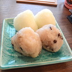 味勧屋 - 白御飯と赤飯のおにぎり