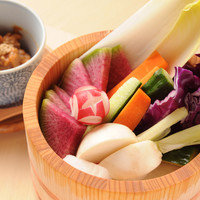 自家製鶏肉味噌を付けて食べる『野菜桶』