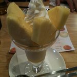 フルーツパーラーゴトー - パイナップルのパフェ