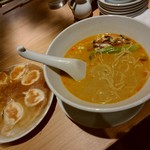 大連餃子基地 ダリアン - 【2017.10.13(金)】担々麺(並盛・120g)1,036円＋パリパリ羽根の大連餃子7個680円