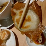 大連餃子基地 ダリアン - 【2017.10.13(金)】パリパリ羽根の大連餃子7個680円