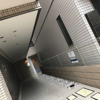 アルゴリズム - 道路から見たお店の入り口