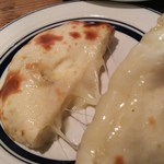 グルガオン - ふっくらしたチーズクルチャは半分に切られて、そこから熱々のチーズが滴る～♪