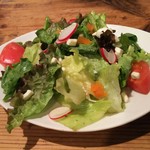 グルガオン - グルガオンサラダ。葉野菜の中にチーズやトマトが入ってフレンチドレッシングで爽やかにいただけます。