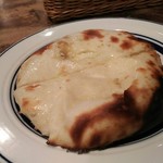 グルガオン - チーズクルチャは半分に切られて登場！