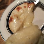 グルガオン - 半分持ち上げると、熱々のチーズがトロ～♪