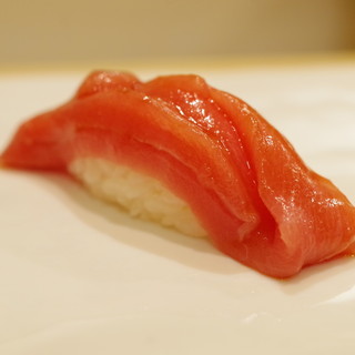 鮨おくやま - 料理写真:剥がしの鮪背トロ