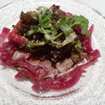 Il Giglio - 福岡産黒毛和牛のタタキ仕立て 赤いピクルスとパルミジャーノ風味のサラダとともに