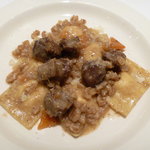 Il Giglio - リコッタチーズと生ハムを詰めた全粒粉のラビオリ イベリコ豚頬肉とスペルト小麦のラグーソース