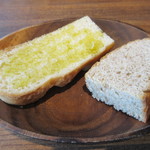 [ランチ]自家製フォカッチャ、ライ麦パン