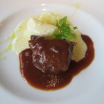 [ランチ]羊のほほ肉の赤ワイン煮　白糠産ジャガイモのグラタン添え