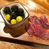 シャンパン食堂 - アミューズブーシュ　オリーブとエゾジカ