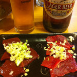 やきとん万備 - まずは瓶ビールと刺しから