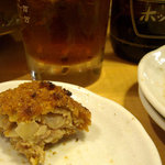 やきとん万備 - メンチ断面（タマネギが多い）