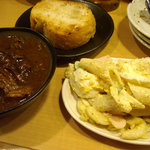 やきとん万備 - 〆のビーフシチュー（パン付）とマカサラ 明らかに食べ過ぎ