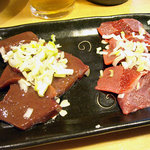 やきとん万備 - レバーとチレの合刺し５００円（単品は３００円）