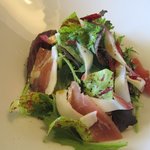 フォレストイン伊万里 レストラン - 最初の料理は糸島美豚の自家製生ハムとスパイシー野菜のサラダ仕立てです。