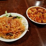 三彩居 - キャベツ千切りと辛しモヤシと麻婆豆腐