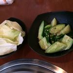 紅梅園 - H.29.8.16.夜 やみつき胡瓜 280円+サービスのキャベツ