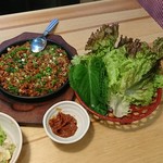 韓国料理 幸福食堂 - 味噌を付けて、レタス、胡麻の葉でくるんで食べます