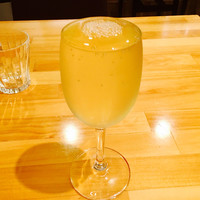 trattoria l'mante izumi - なみなみ白ワイン¥500、なみなみです（笑）。