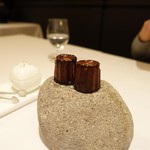 ラ・ヴァガボンド - 石の上にのってカヌレが登場♪