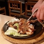 三代目 鳥メロ - 大きな鶏の腿焼き