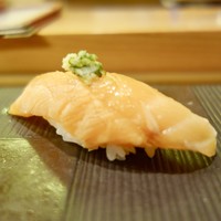 伊勢鮨 - ［2017/09］寿司② キングサーモンの握り 軽く湯引き